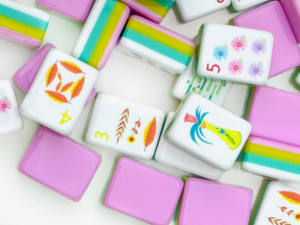 Jeu de Mahjong américain écologique en acrylique rose arc-en-ciel à quatre couches avec pieds pliants en métal, 160 tuiles de 24x32mm pour 4 joueurs - Product Image 1