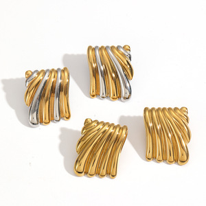 ต่างหูสแตนเลสทรงเรขาคณิตแบบจีบ ชุบทอง 18k ไทเทเนียมสตีล สำหรับผู้หญิง เครื่องประดับแฟชั่น ดีไซน์จีบแบบไม่สม่ำเสมอ - Product Image 4