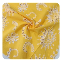 Conception accrocheuse 100% tissu de broderie d'oeillet de coton tissu brodé de dentelle de fleurs pour des robes