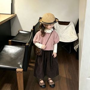 Completo Autunnale per Bambine: Top Rosa <span class=keywords><strong>a</strong></span> Maglia Intrecciata con Maniche <span class=keywords><strong>a</strong></span> Sbuffo e <span class=keywords><strong>Pantaloni</strong></span> Marroni in <span class=keywords><strong>Velluto</strong></span> <span class=keywords><strong>a</strong></span> <span class=keywords><strong>Coste</strong></span>, Stile Casual Coreano - Product Image 6