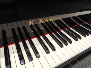 Piano à queue GS30 importé et régulé par des experts, incontournable pour la scène professionnelle, fabriqué au Japon, d'occasion - Product Image 2