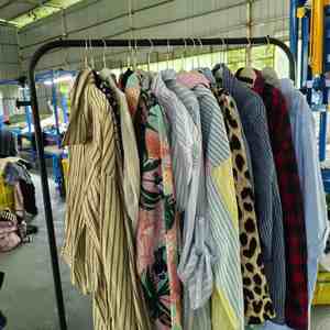 SH05 Ropa Usada de Grado A Barata <span class=keywords><strong>para</strong></span> <span class=keywords><strong>Mujer</strong></span> con Vestidos de Seda de Segunda Mano, Camisas de Algodón, Pantalones, <span class=keywords><strong>Blusas</strong></span> de Moda, Ropa Mixta al por Mayor - Product Image 2