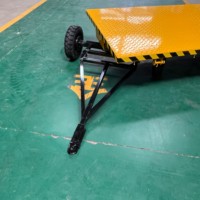 Chariot à plateforme robuste industriel en acier jaune à 4 roues, capacité 2 tonnes, pour entrepôt, usine et logistique