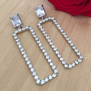 Boucles d'oreilles pendantes en or blanc E2176 avec cristal violet et halo de diamants, bijoux de luxe pour femmes - Product Image 4