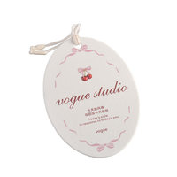 Étiquette suspendue ovale avec illustration nœud cerise, cordon en coton rose coquette, pour vêtements romantiques style 'Sweet Girl'