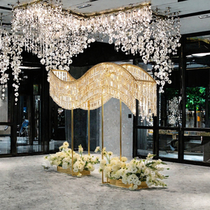 Support à fleurs moderne en métal doré et argenté de haute qualité, avec cristaux suspendus, pour centres de table de mariage, décoration de fête, intérieur et extérieur - Product Image 3