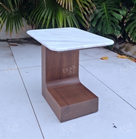 Table d'appoint moderne de luxe en forme de C avec plateau en pierre frittée et base en bois naturel, table basse pour salon ou côté canapé