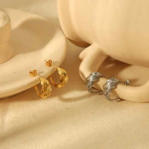 ต่างหูสตั๊ดเหล็กไทเทเนียมทรงไม่สมมาตร ดีไซน์เรขาคณิต สแตนเลสสีไม่ซีดจาง เครื่องประดับแฟชั่นสำหรับผู้หญิง - Product Image 1