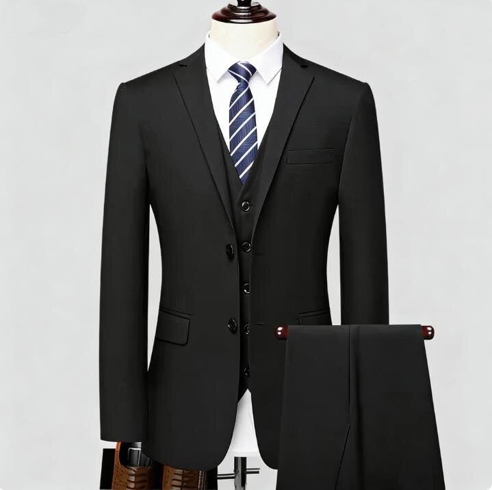 Ensemble veste noire à deux boutons, gilet et pantalon.