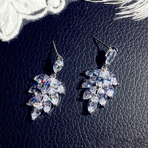 Orecchini Pendenti con Zirconi a Goccia, Eleganti Orecchini Lunghi Minimalisti da Sposa per Donne - Product Image 1