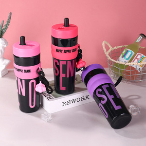 Vasos <span class=keywords><strong>de</strong></span> plástico portátiles <span class=keywords><strong>de</strong></span> alta belleza, nuevas botellas <span class=keywords><strong>de</strong></span> agua al por mayor para exteriores, vasos con cuerda <span class=keywords><strong>de</strong></span> paja tropical para hombres y mujeres - Product Image 2