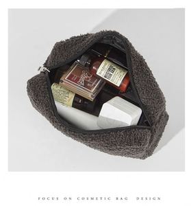 Sac de voyage en velours Teddy uni pour l'automne et l'hiver, sac de rangement portable pour le maquillage, sac cosmétique en peluche Teddy, fabriqué en usine BSCI - Product Image 3