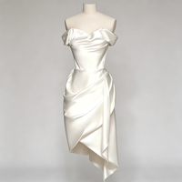 Robe de mariée élégante en satin blanc, longueur midi, épaules dénudées, avec voile pour la mariée