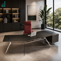 Bureau de direction moderne à surface inclinée avec structure en bois, armoire latérale de rangement écologique, suite de bureau commerciale