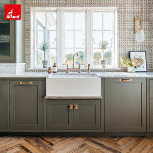 Armoires de cuisine Allandgroup de style campagnard, laquées et teintées, couleur vert olive antique, avec évier de <span class=keywords><strong>ferme</strong></span> et armoire de base - Product Image 1