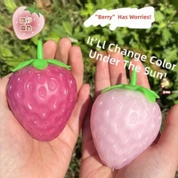 Jouet à presser grande fraise à changement de couleur activé par la lumière, simulation créative, décompression, en matériau TPR, cadeau pour 14 ans et plus