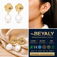 Anting-anting bunga mawar berukir, berbahan kuningan lapis emas, dengan liontin mutiara baroque, desain openwork, perhiasan artisan wanita.