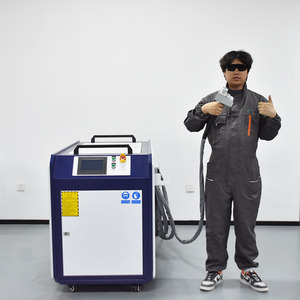 Machine laser portative 6000W pour l'élimination des couches d'oxyde, des rouilles, de la peinture et des taches d'huile sur fonte, tôles galvanisées et tôles laminées à froid - Product Image 3