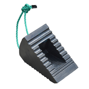 Cales de roue robustes en caoutchouc pour camions et remorques avec corde de sécurité – Blocs de stationnement pour pneus - Product Image 3