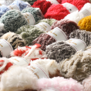 Nhà Máy Trực Tiếp <span class=keywords><strong>100</strong></span>% <span class=keywords><strong>Polyester</strong></span> Giả Lông Tay Dệt Kim Sợi Fluffy Mềm Cho Tự Làm Búp Bê Khăn Hat 32 Mét/34Yards/50G - Product Image 1