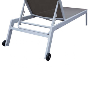 Chaise longue d'extérieur en métal pour piscine et plage avec roulettes - Product Image 3