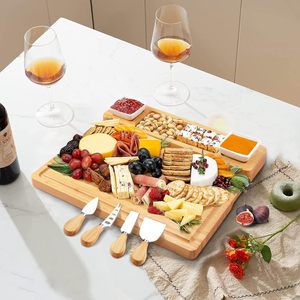 Tabla de Quesos de Bambú con Cuchillos, Tabla de Cortar de Madera Maciza para Reuniones al Aire Libre - Product Image 1