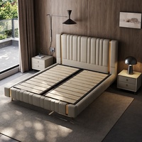 Lit plateforme moderne de luxe rembourré, taille King, cadre de lit en cuir souple avec tête de lit capitonnée à canaux verticaux