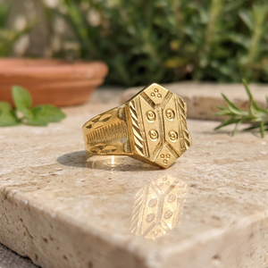 DIVYORO Bague hexagonale gravée en or pour homme avec motif chevron et points, bijoux de mode plaqués or de qualité supérieure pour un style décontracté - Product Image 4