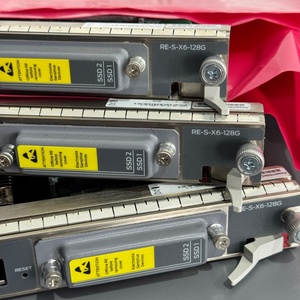 Module réseau Juniper d'occasion RE-S-X6-128G POE avec plus de 32 ports et capacité de commutation de 2,56 Tbps - Product Image 5