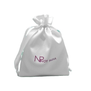 Sacs cadeaux en satin à cordon de serrage de haute qualité et à prix abordable avec logo - Product Image 1