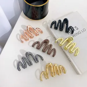 Neues Design Große Metall haar klaue 11cm Einfache Gold legierung Wellenform Klaue Haars pangen für Frauen