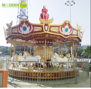Manège de chevaux pour enfants dans un parc d'attractions, jeux mécaniques, carrousel - Product Image 4