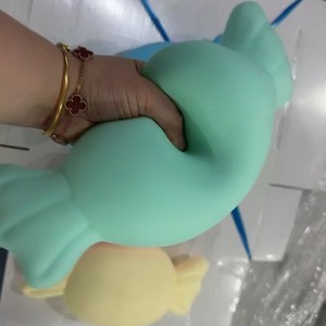 Nouveauté : Jouets Squishy Géants en Forme de Bonbons, Hamburgers, Nœuds Papillon et Dés – Jouets Anti-Stress et à Presser - Product Image 3