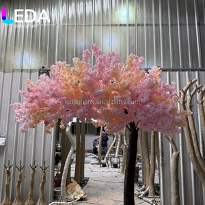 ต้นซากุระประดิษฐ์สีชมพูขาวสุดหรูจาก LEDA Wholesale ต้นเชอร์รี่บลอสซัมประดิษฐ์แบบขยายได้ สำหรับตกแต่งห้างสรรพสินค้า ร้านอาหาร และสวน - Product Image 3
