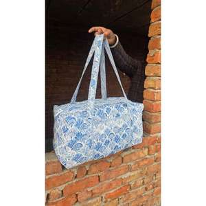 Bolsa de Viaje de Algodón Acolchada Hecha a Mano, Elegante, Ligera, Duradera, con Estampado Tradicional, Perfecta para Vacaciones - Product Image 4