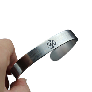 Brazalete de Acero Inoxidable Chapado en Oro de 24K con Grabado Y&R Namaste Aum Om, Joyería de Yoga Hindú para Hombre y Mujer, Regalo - Product Image 2