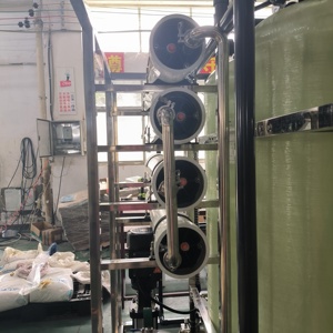 Système de traitement d'eau RO industriel personnalisé 2000 LPH, installation d'osmose inverse à passage unique pour la production d'eau potable commerciale - Product Image 5