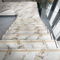 Dalles de porcelaine rectangulaires veinées de marbre blanc, marches intérieures antidérapantes brillantes pour projets d'escaliers de villas
