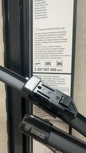 <span class=keywords><strong>Essuie</strong></span>-<span class=keywords><strong>glace</strong></span> électrique chauffant BOSSCH Super 28 pouces 18 pouces pour pare-brise avant de voiture Tesla Model X, vente chaude, fabriqué en <span class=keywords><strong>caoutchouc</strong></span> naturel - Product Image 2