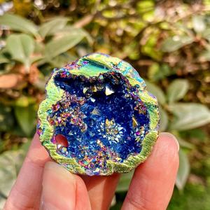 Venta al por mayor de artesanías de cristal curativas de geoda azul-púrpura tallada de alta calidad, decoraciones modernas únicas para el Día de la Tierra - Product Image 3