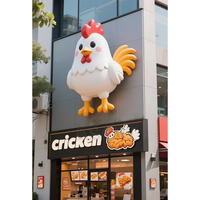 La decoración creativa del Popular restaurante de pollo frito: una enorme escultura modelo de pollo frito