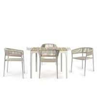 Ensemble de salle à manger d'extérieur avec structure en aluminium, plateau en bois à lattes et 2 chaises tressées pour balcon d'hôtel, échantillon disponible, livraison mondiale