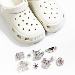 YANMING Adorable <span class=keywords><strong>Pikachu</strong></span> y Conejo Brillante para Decorar Zapatos, Amuletos <span class=keywords><strong>de</strong></span> Metal, Zuecos <span class=keywords><strong>de</strong></span> Metal, Accesorio <span class=keywords><strong>de</strong></span> Decoración, Novedad, 2017 - Product Image 1