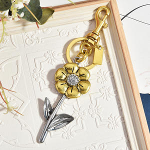 Porte-clés mousqueton en alliage d'acier inoxydable de luxe, motif petite <span class=keywords><strong>marguerite</strong></span> de dessin animé, étanche et léger, vente chaude - Product Image 6