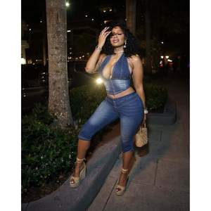 Ensemble Capri en Jean Personnalisé 2026 pour Femme : Haut Halter et Pantalon Court, Tenue Streetwear Y2K Tendance avec Fermetures Éclair Respirantes - Product Image 5