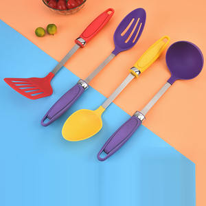 Venta al por mayor <span class=keywords><strong>cocina</strong></span> televisión utensilios <span class=keywords><strong>de</strong></span> nailon herramientas Skimmer cucharón tornero cuchara espátula conjunto - Product Image 3