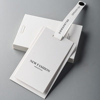 Étiquettes suspendues personnalisées imperméables et étiquettes de vêtements pour vêtements féminins - Logo de marque privée en carton/papier kraft