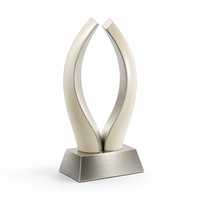 Trophée en métal Plume, chrome poli, flamme à double courbes sur base conique argentée, écologique, gravure personnalisée, cadeau promotionnel pour salon professionnel