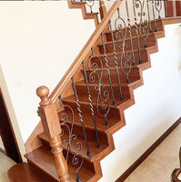 Rampe d'escalier en fer forgé de style européen avec poteaux torsadés forgés à la main, idéale pour la décoration intérieure de villas