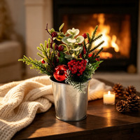 Planta en Maceta Navideña con Bayas Rojas, Ramas de Pino, Hojas de Eucalipto y Bola Decorativa de 9.84 Pulgadas, Decoración Navideña para Mesa